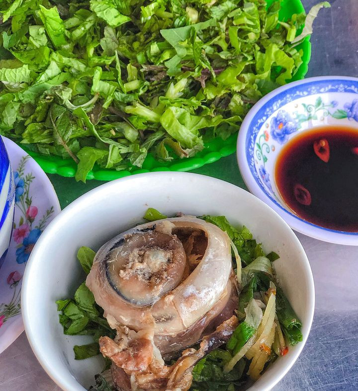 Món ăn ngon nhất khi vừa nấu xong, vẫn còn hơi nóng để tránh vị tanh.