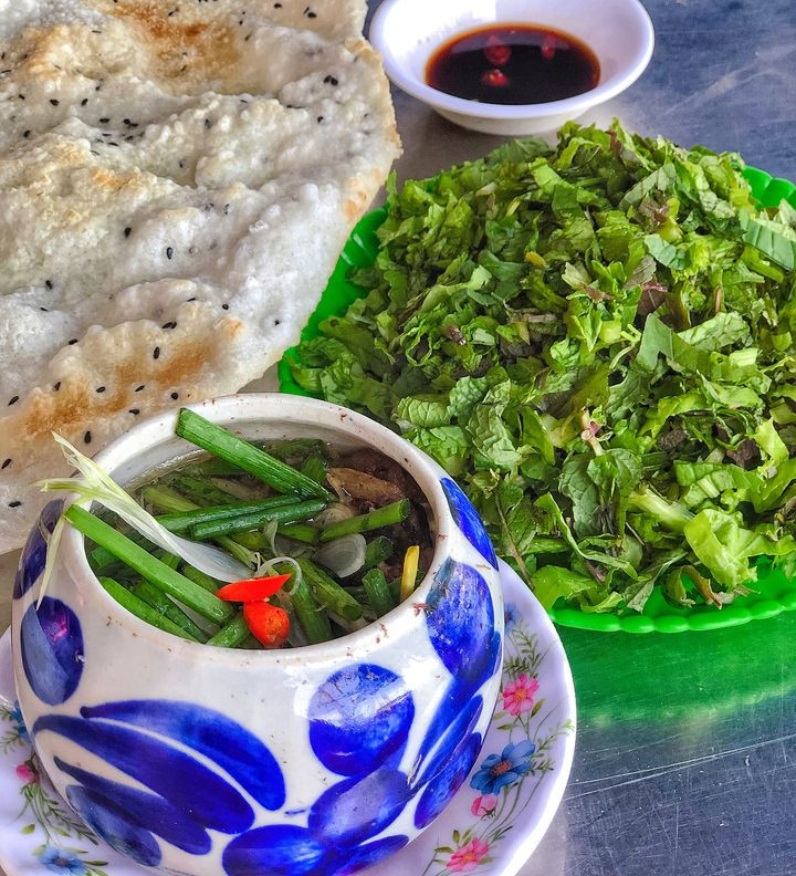 Một khi đã gạt bỏ được cảm giác e dè ban đầu bởi hình thức của món ăn và cầm đũa thưởng thức, thực khách sẽ bị chinh phục bởi hương vị tươi ngon, bùi bùi, ngầy ngậy lẫn sự giòn tan trong miệng từ phần mắt cá ngừ.