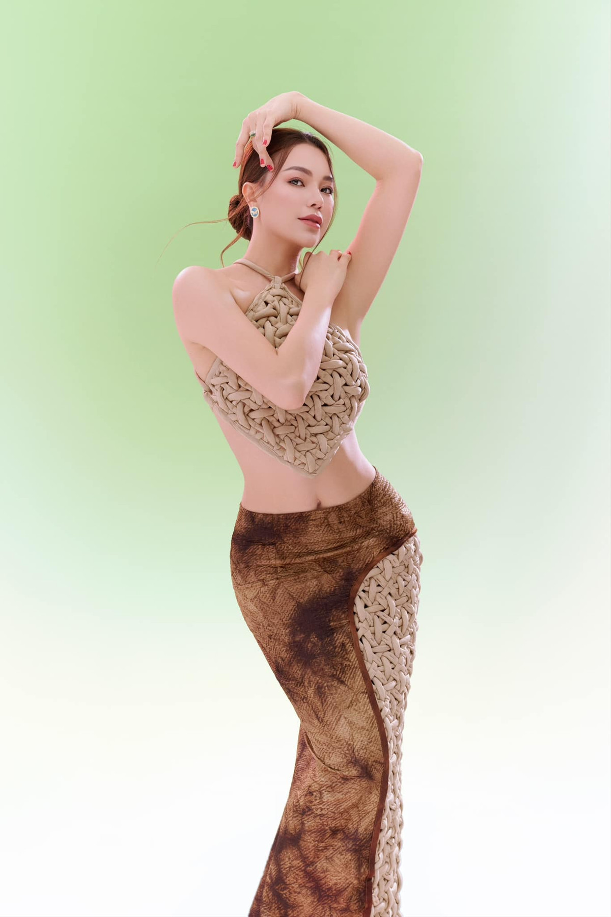 Ca sĩ Trà Ngọc Hằng diện váy gợi cảm, khoe eo thon. Ảnh: FB Trà Hằng