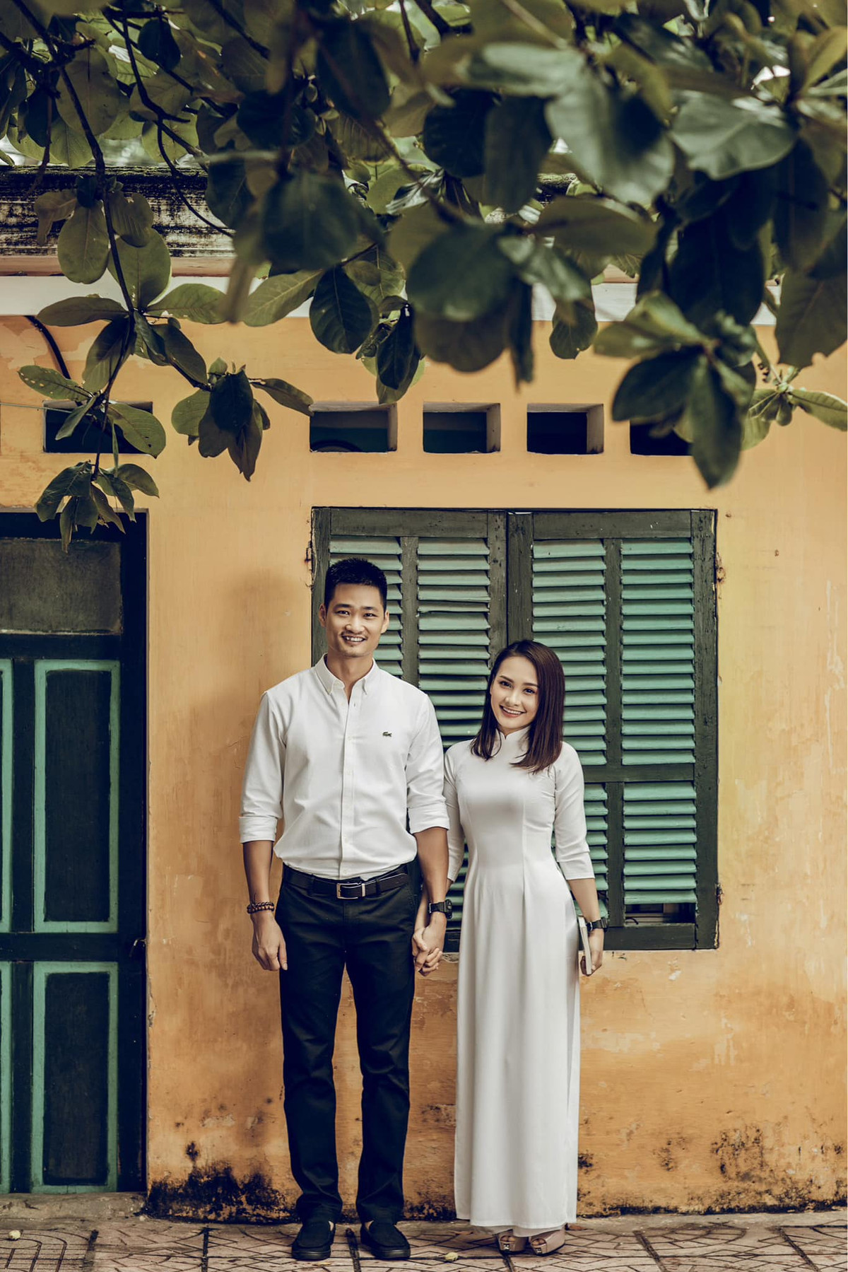 Diễn viên Bảo Thanh e ấp bên chồng trong sân trường, nhớ lại kỷ niệm xưa ngày khai giảng. Ảnh: FB Bảo Thanh