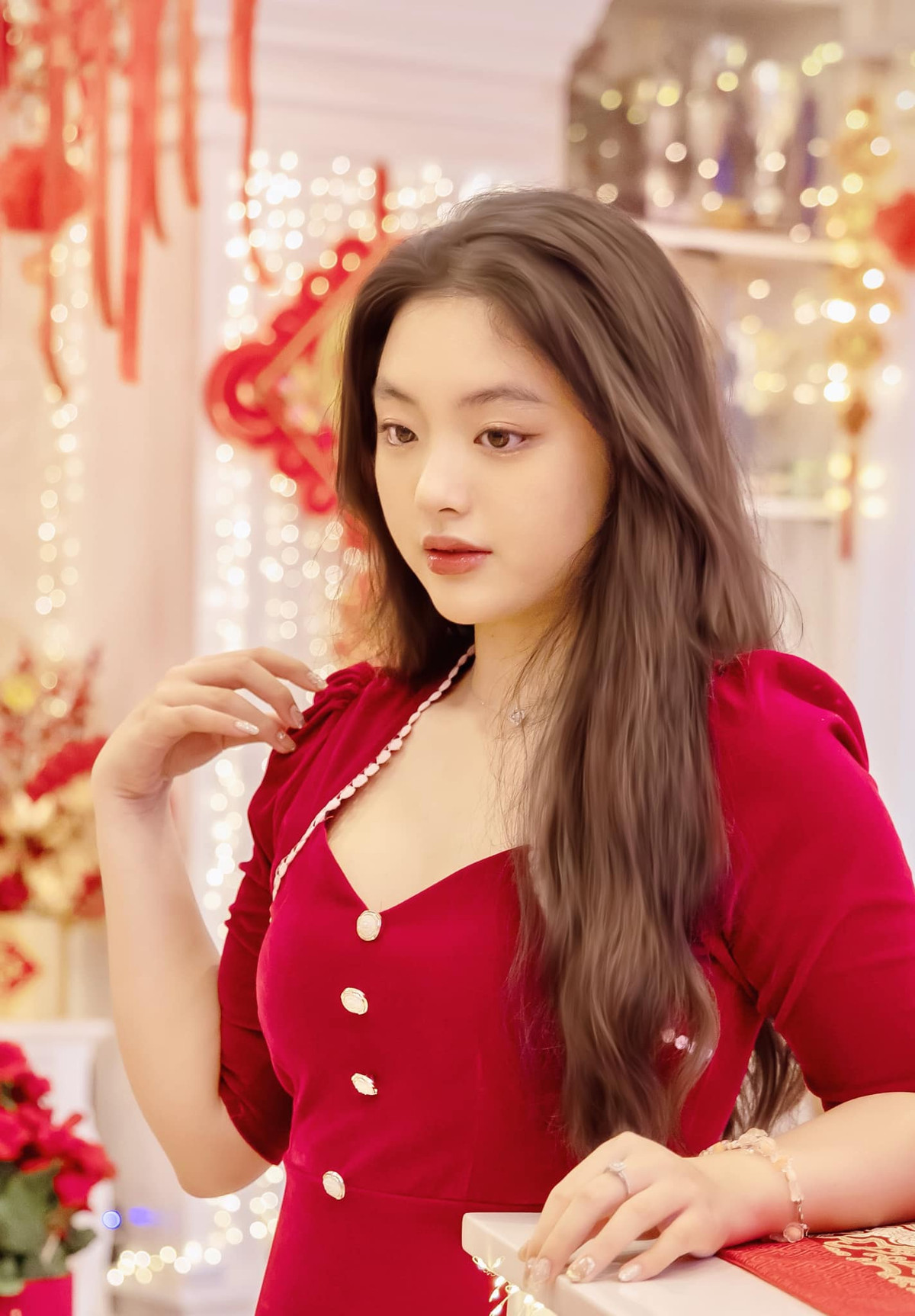 Nhiều người nhận xét rằng, cô nàng ngày càng xinh đẹp và có nhiều nét tương đồng với nữ diễn viên nổi tiếng Hàn Quốc - Kim Tae Hee. Ảnh: FB Bui Thuy Hanh