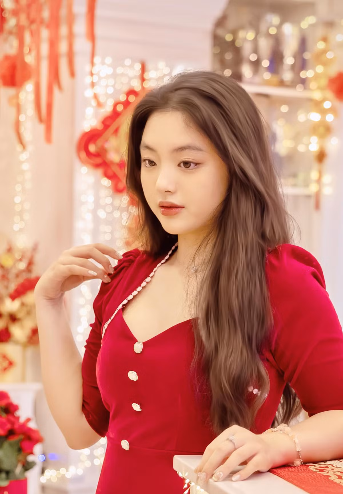 Nhiều người nhận xét rằng, cô nàng ngày càng xinh đẹp và có nhiều nét tương đồng với nữ diễn viên nổi tiếng Hàn Quốc - Kim Tae Hee. Ảnh: FB Bui Thuy Hanh