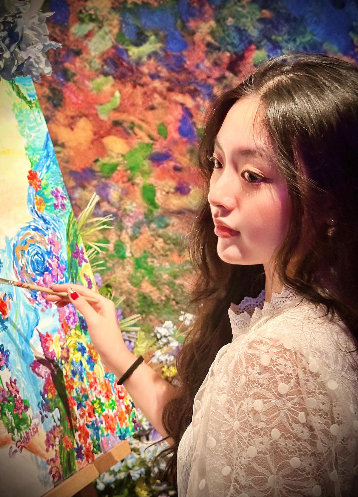 Suti có vóc dáng cao ráo, cặp chân dài nuột nà, không hề thua kém mẹ. Ảnh: FB Bui Thuy Hanh