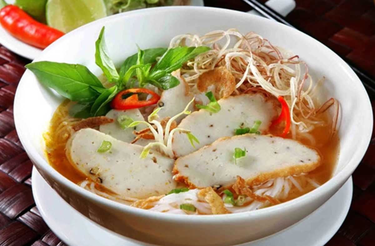 Bún chả cá là món bún với những miếng chả cá dai ngon, nước dùng ngọt thanh từ xương hầm, ăn kèm với bún, rau sống và nước chấm mặn ngọt cũng được nhiều du khách chọn thưởng thức khi đến Nha Trang.