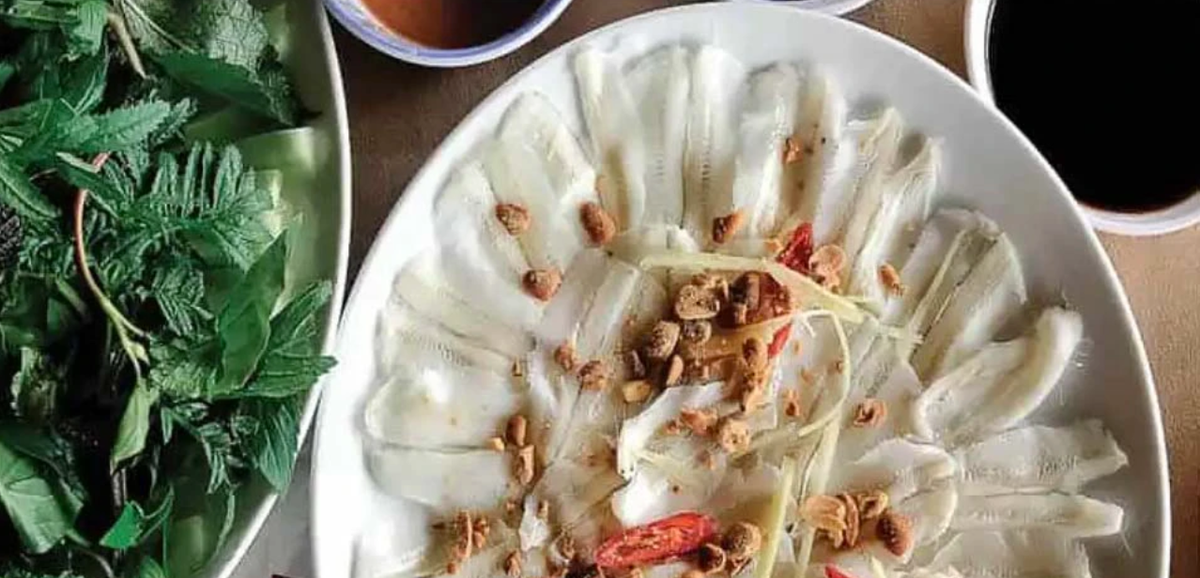 Gỏi cá mai được mệnh danh là "nữ hoàng" của ẩm thực Nha Trang với hương vị thanh tao, tinh tế. Một món gỏi cá mai phải đủ vị ngọt từ cá, chua nhẹ từ chanh và cay từ ớt. Chén nước chấm ăn kèm thường được làm từ xương cá mai.