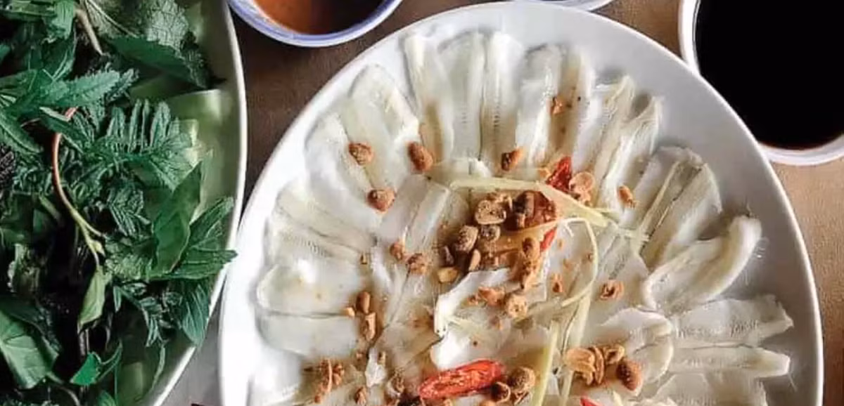 Gỏi cá mai được mệnh danh là "nữ hoàng" của ẩm thực Nha Trang với hương vị thanh tao, tinh tế. Một món gỏi cá mai phải đủ vị ngọt từ cá, chua nhẹ từ chanh và cay từ ớt. Chén nước chấm ăn kèm thường được làm từ xương cá mai.