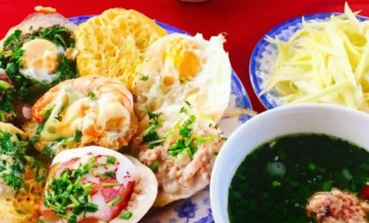 Bánh căn cũng là một món ăn không thể không thử khi đến thành phố biển này. Bánh có độ giòn, mềm vừa phải, kết hợp với nhiều loại nhân khác nhau, chấm cùng nước mắm pha chua ngọt rất bắt miệng.