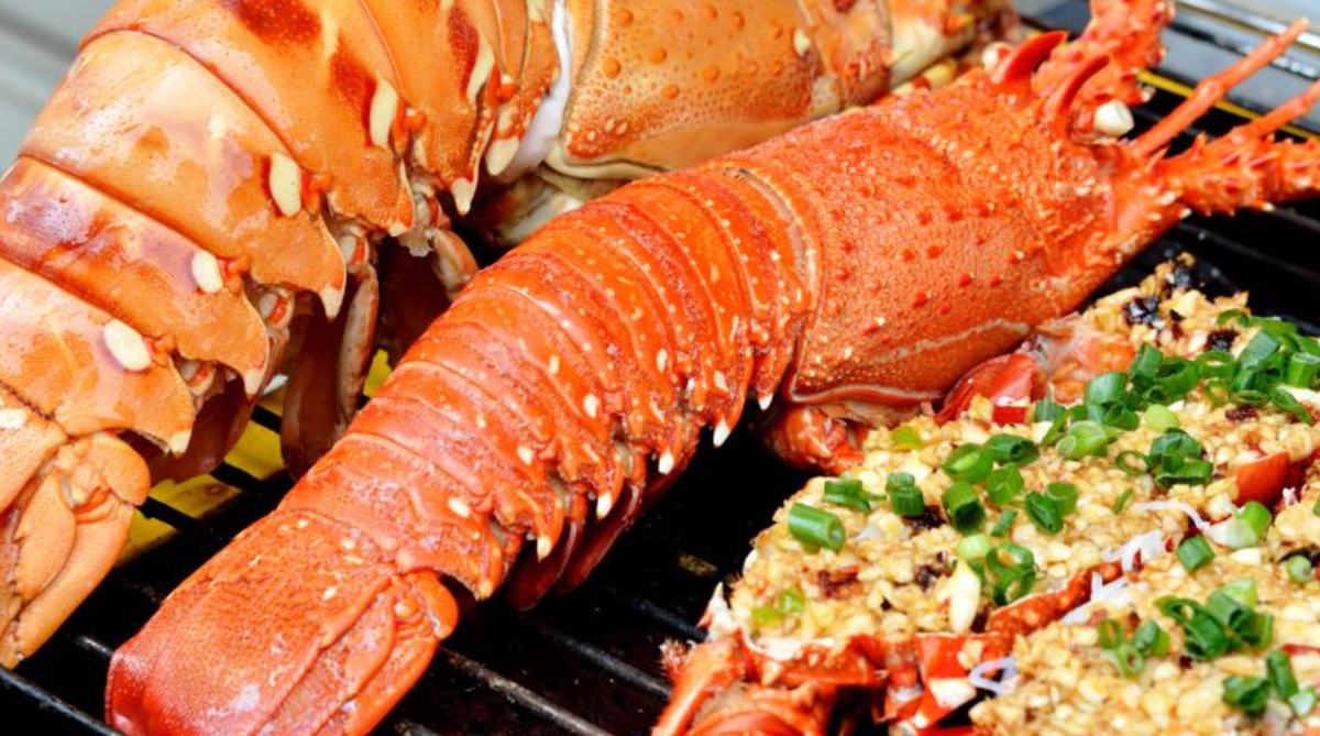 Tôm hùm ở đây nổi tiếng với độ tươi ngon, thịt chắc ngọt, được chế biến thành nhiều món ăn hấp dẫn như hấp, nướng, lẩu,...