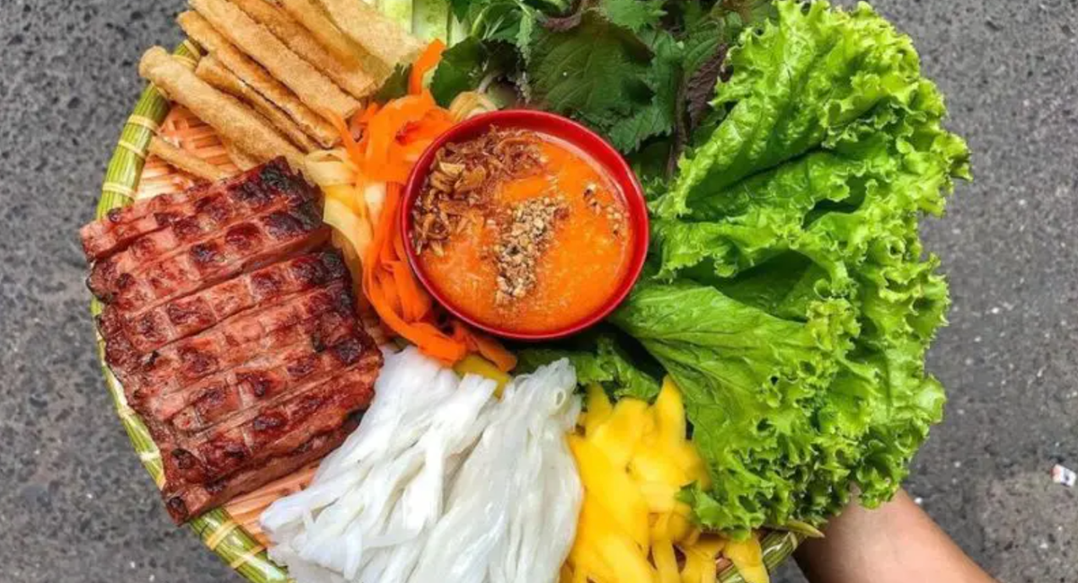 Nem nướng là một món ăn đã quá quen thuộc và nổi tiếng ở Nha Trang mà bất kỳ khách du lịch nào cũng mong muốn thưởng thức một lần. Từng xiên nem nướng có màu vàng ươm bắt mắt, dậy lên một mùi thơm hấp dẫn, khó cưỡng.