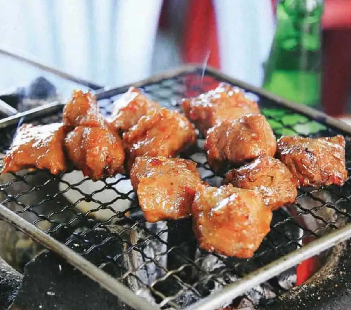 Bò nướng cũng là đặc sản Nha Trang không nên bỏ lỡ. Thịt bò mềm thơm, được ướp với 10 loại gia vị khác nhau tạo nên một hương vị độc đáo, ấn tượng khó quên.