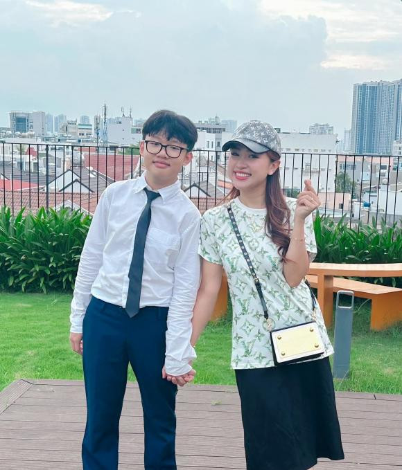 Vân Hugo dự lễ tổng kết cuối năm của con trai.