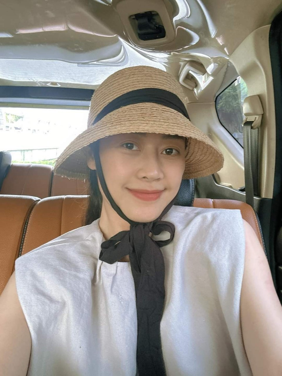 Ngồi ô tô nhưng MC Phí Linh vẫn đội mũ để tránh nắng.