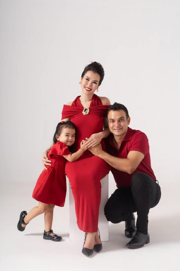 Gia đình ca sĩ Võ Hạ Trâm chụp ảnh kỷ niệm lúc cô mang bầu 5 tháng.