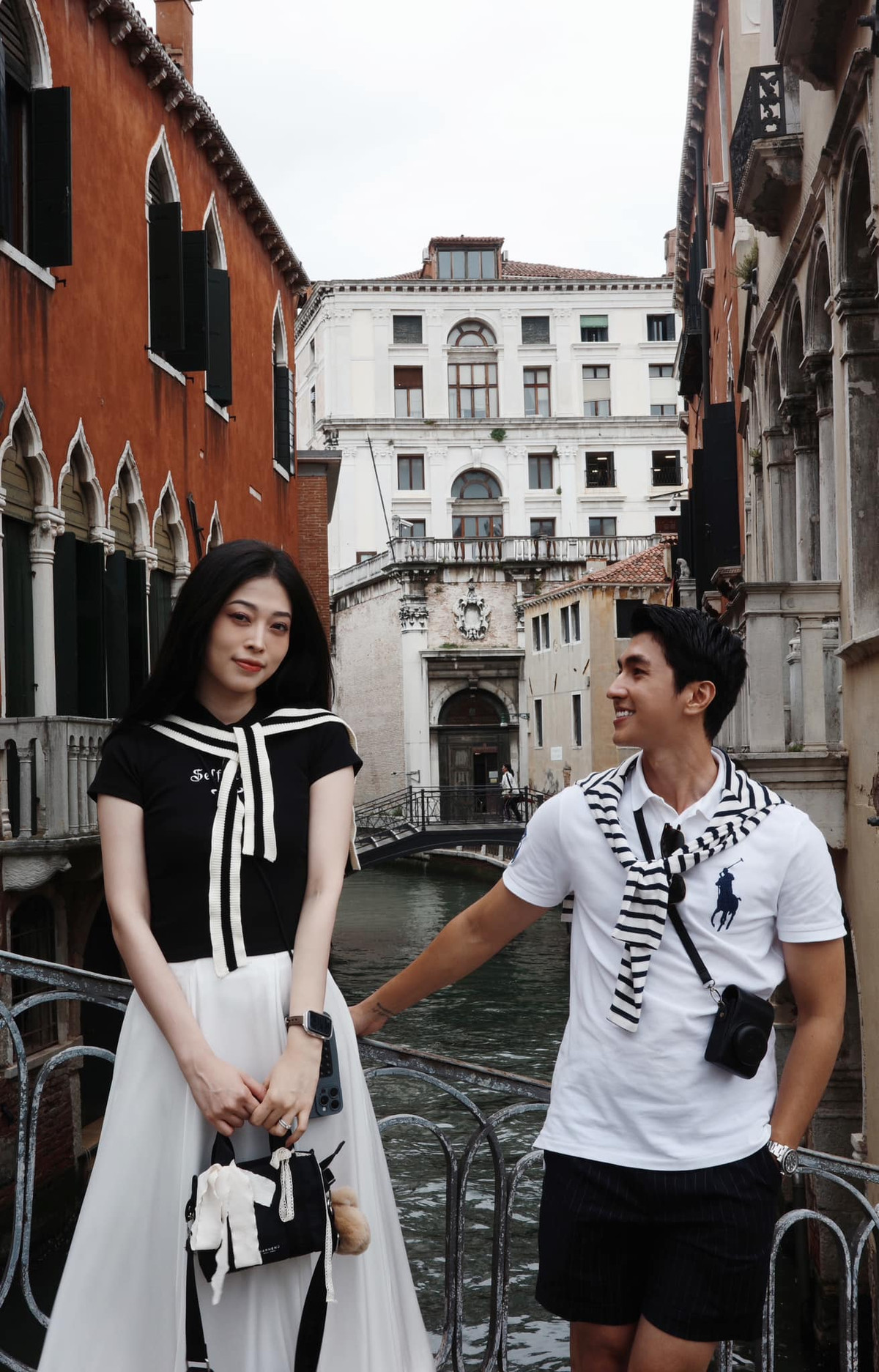 Vợ chồng Bình An - Phương Nga khoe ảnh dạo chơi ở Venice, Italy.