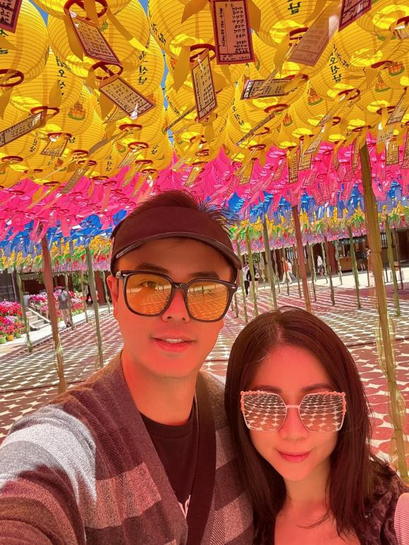 MC Tuấn Tú và vợ đang du lịch tại Hàn Quốc.