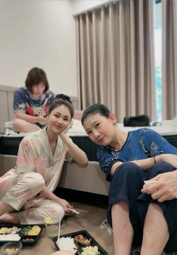 Lương Thu Trang chính thức hết vai trong "Trạm cứu hộ trái tim": "Mọi người off vai hết rồi mà chị em chúng mình vẫn ăn cơm đoàn! Nhớ mọi người quá đi à".