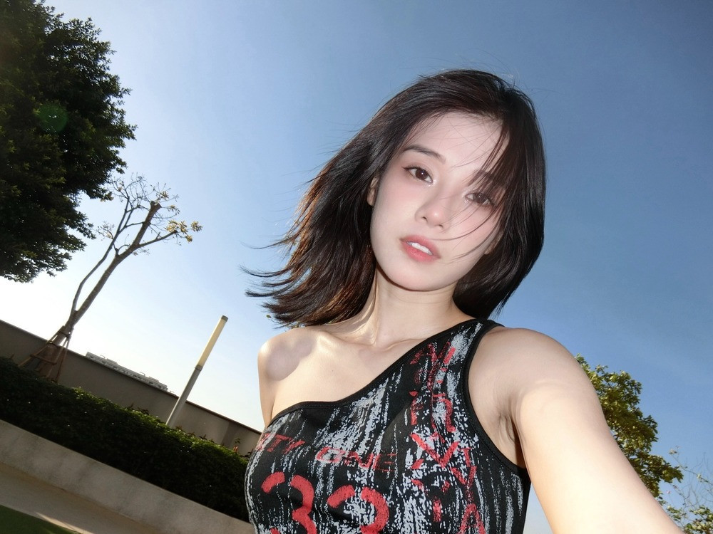 Ca sĩ Hoàng Yến Chibi "thả thính", hỏi ai say nắng mình.