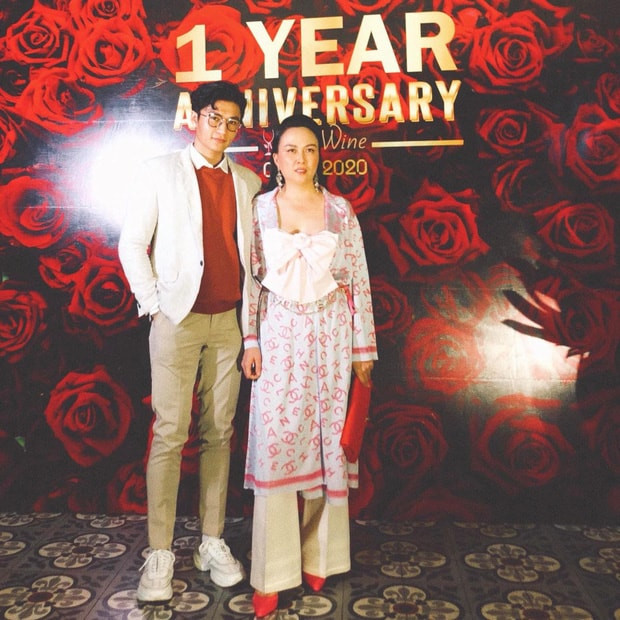 Trong một sự kiện khác, vợ cũ Quách Ngọc Ngoan diện chiếc áo nơ hot nhất thời điểm đó. Nữ đại gia phối đồ với crop top hồng, quần vải ống loe và giày cao gót mũi hồng tông xuyệt tông giá gần 26 triệu đồng. Ảnh: FB Phượng Chanel