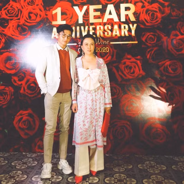 Trong một sự kiện khác, vợ cũ Quách Ngọc Ngoan diện chiếc áo nơ hot nhất thời điểm đó. Nữ đại gia phối đồ với crop top hồng, quần vải ống loe và giày cao gót mũi hồng tông xuyệt tông giá gần 26 triệu đồng. Ảnh: FB Phượng Chanel