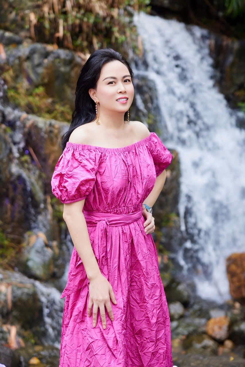 Trong những năm qua, nữ đại gia Phượng Chanel đã không ít lần "đụng hàng" thời trang với nhiều ngôi sao nổi tiếng trong và ngoài nước. Ảnh: FB Phượng Chanel