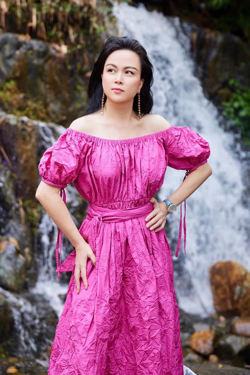 Gần đây, đại gia Phượng Chanel diện chiếc đầm hàng hiệu có giá hàng trăm triệu đồng của nhãn hàng xa xỉ Dior. Một số tín đồ thời trang còn phát hiện ra, nữ doanh nhân xứ Thanh "đụng hàng" với mỹ nhân Tân Cương (Trung Quốc) Địch Lệ Nhiệt Ba. Ảnh: FB Phượng Chanel