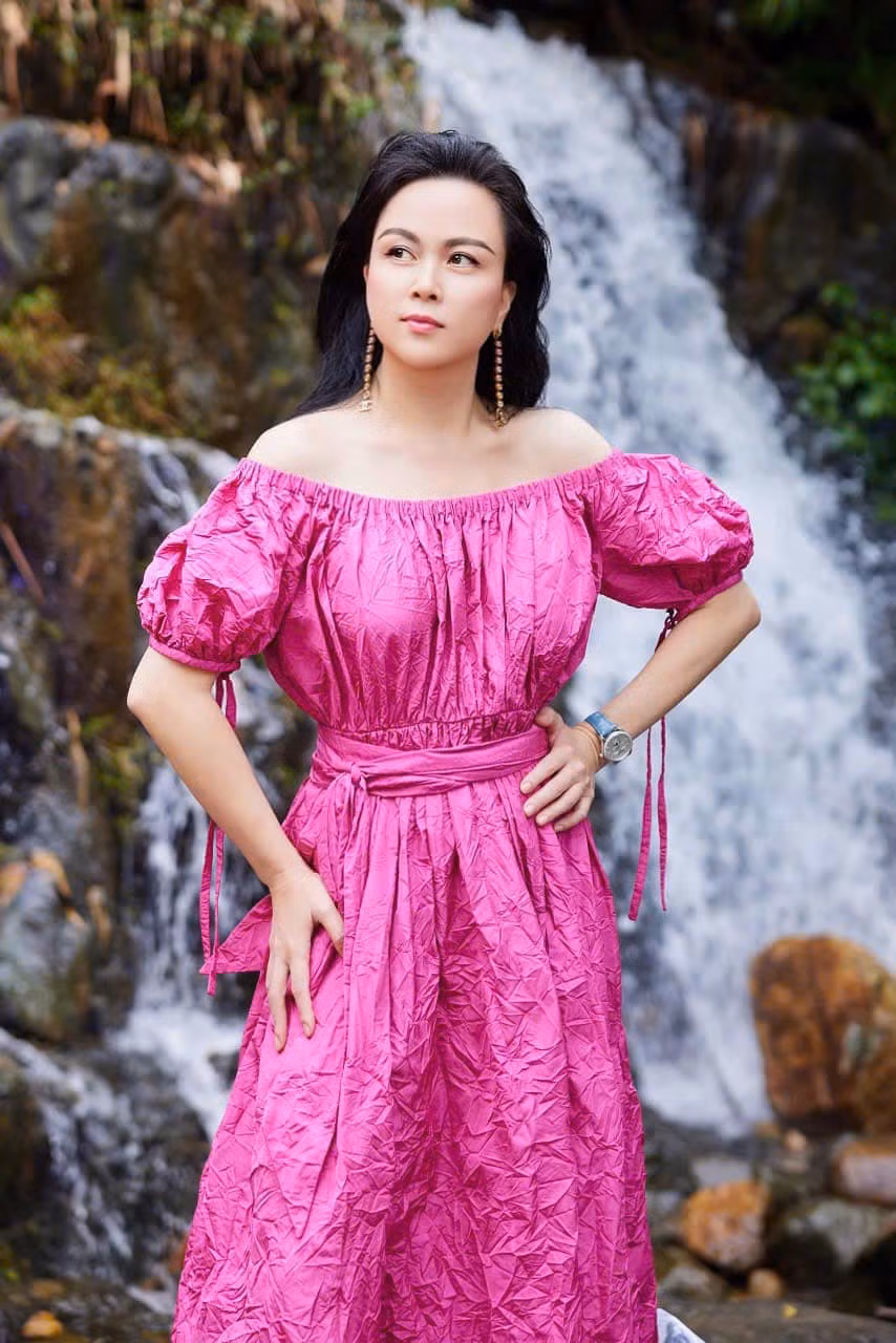 Gần đây, đại gia Phượng Chanel diện chiếc đầm hàng hiệu có giá hàng trăm triệu đồng của nhãn hàng xa xỉ Dior. Một số tín đồ thời trang còn phát hiện ra, nữ doanh nhân xứ Thanh "đụng hàng" với mỹ nhân Tân Cương (Trung Quốc) Địch Lệ Nhiệt Ba. Ảnh: FB Phượng Chanel