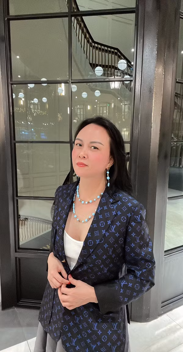 Mỗi lần xuất hiện, cô đều nhận được nhiều sự quan tâm và đánh giá khác nhau. Tuy nhiên, không thể phủ nhận rằng Phượng Chanel là một người phụ nữ có gu thời trang và luôn biết cách tạo nên dấu ấn riêng. Ảnh: FB Phượng Chanel