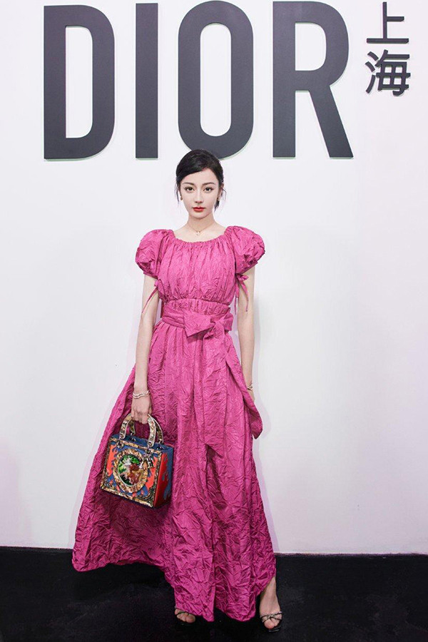 Nếu như Địch Lệ Nhiệt Ba bị chê khi mặc thì Phượng Chanel được nhiều bạn bè khen trẻ trung. Nhiều người cho rằng thiết kế này có chất liệu vải không đẹp, dìm đi khí chất xinh đẹp của mỹ nhân Tân Cương (Trung Quốc). Ảnh: GĐXH