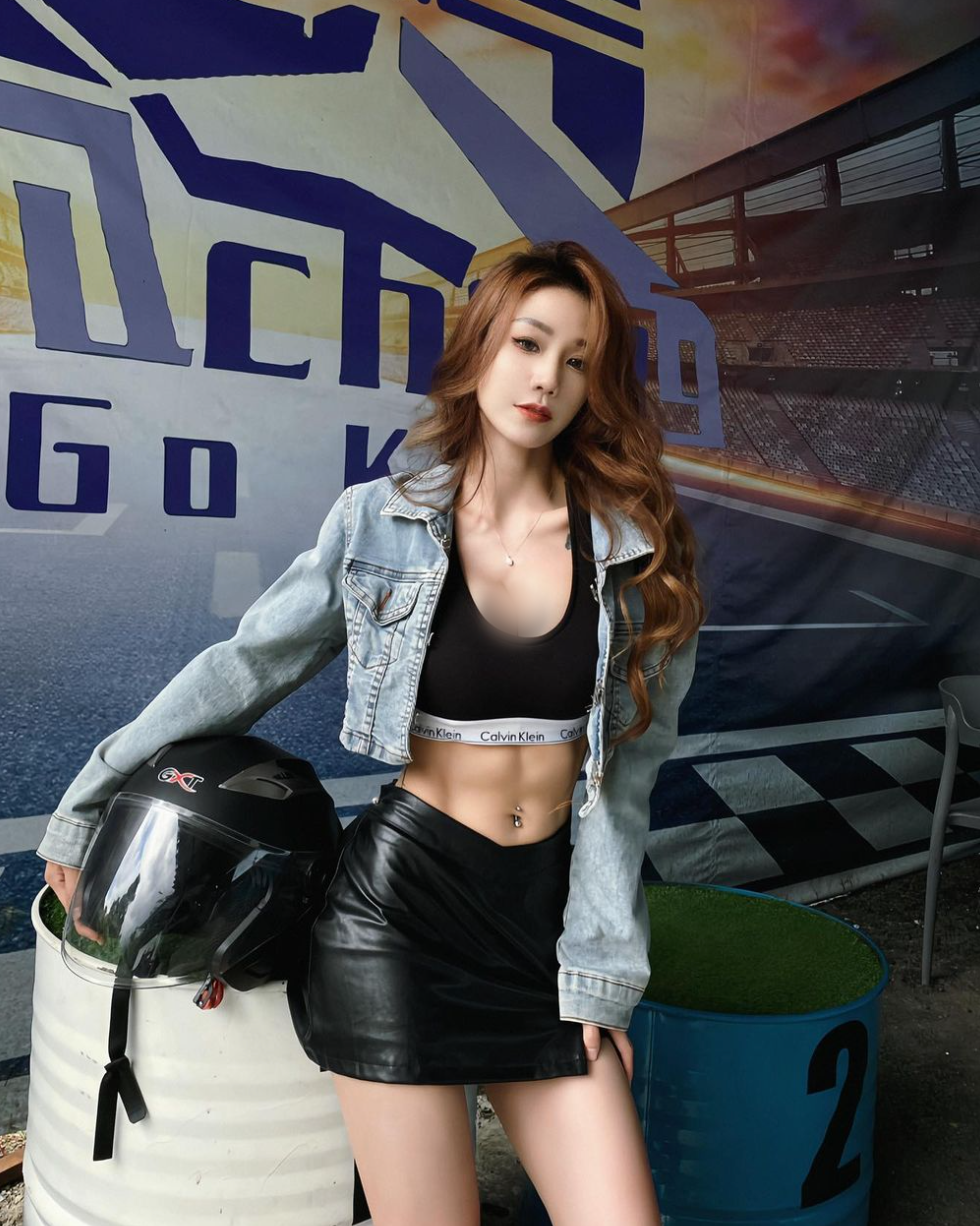 Trong những set đồ bó sát khoe cơ thể, Nikko từng nhiều lần khiến người hâm mộ choáng váng trước vòng một nở nang quá đỗi của cô nàng.