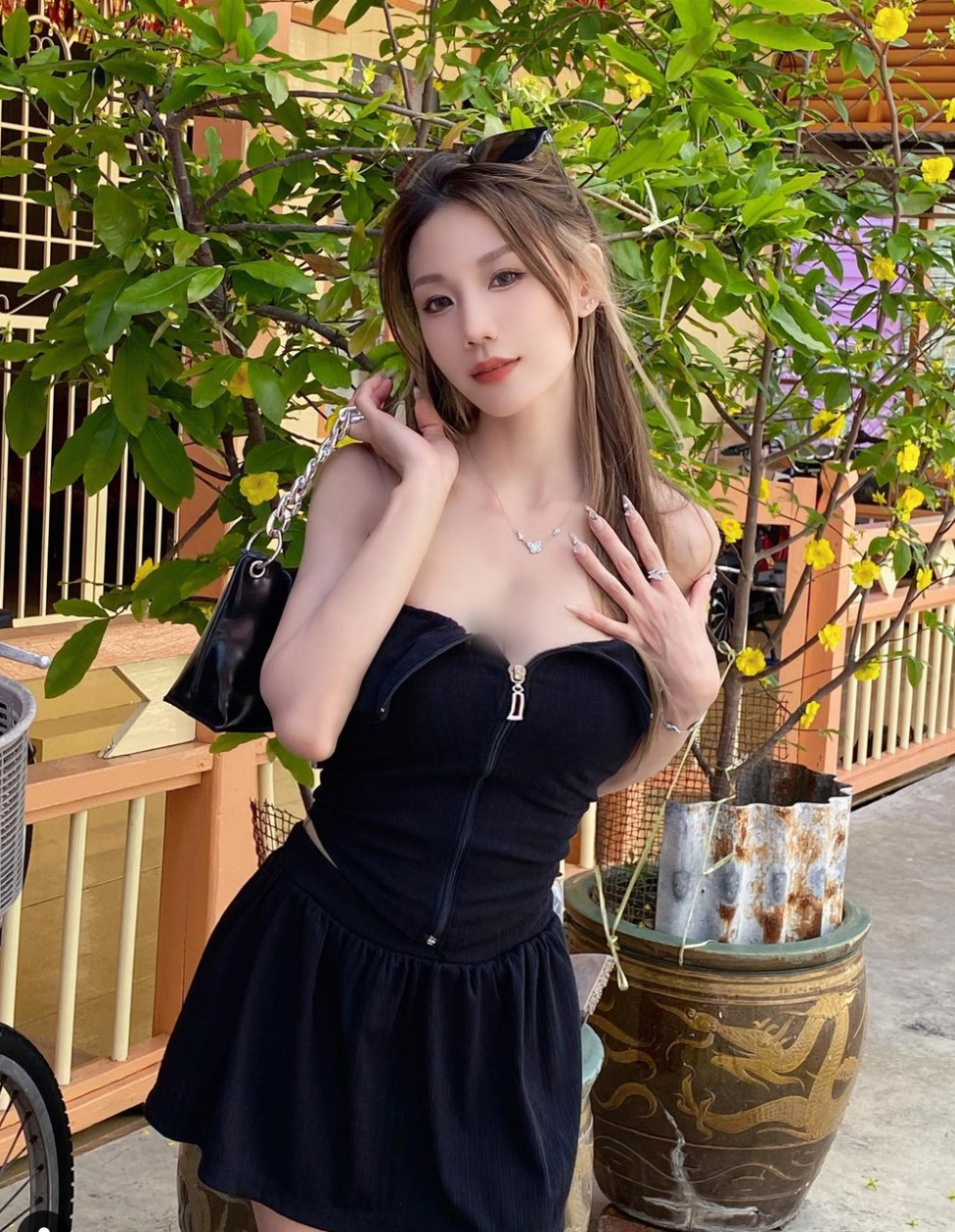 Cô gái này gây chú ý khi thường xuyên chia sẻ ảnh tạo dáng gợi cảm, mặc hở hang.