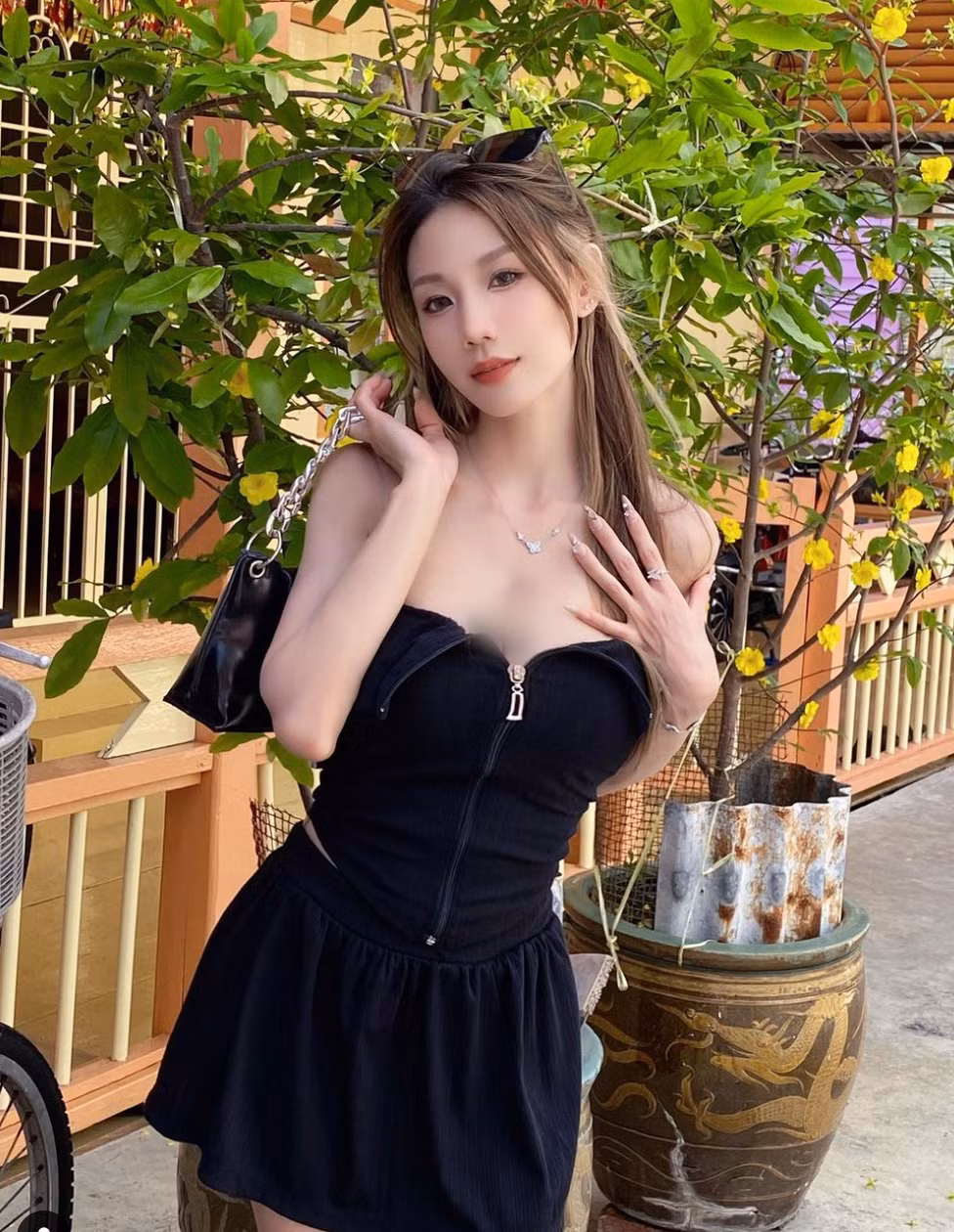 Cô gái này gây chú ý khi thường xuyên chia sẻ ảnh tạo dáng gợi cảm, mặc hở hang.