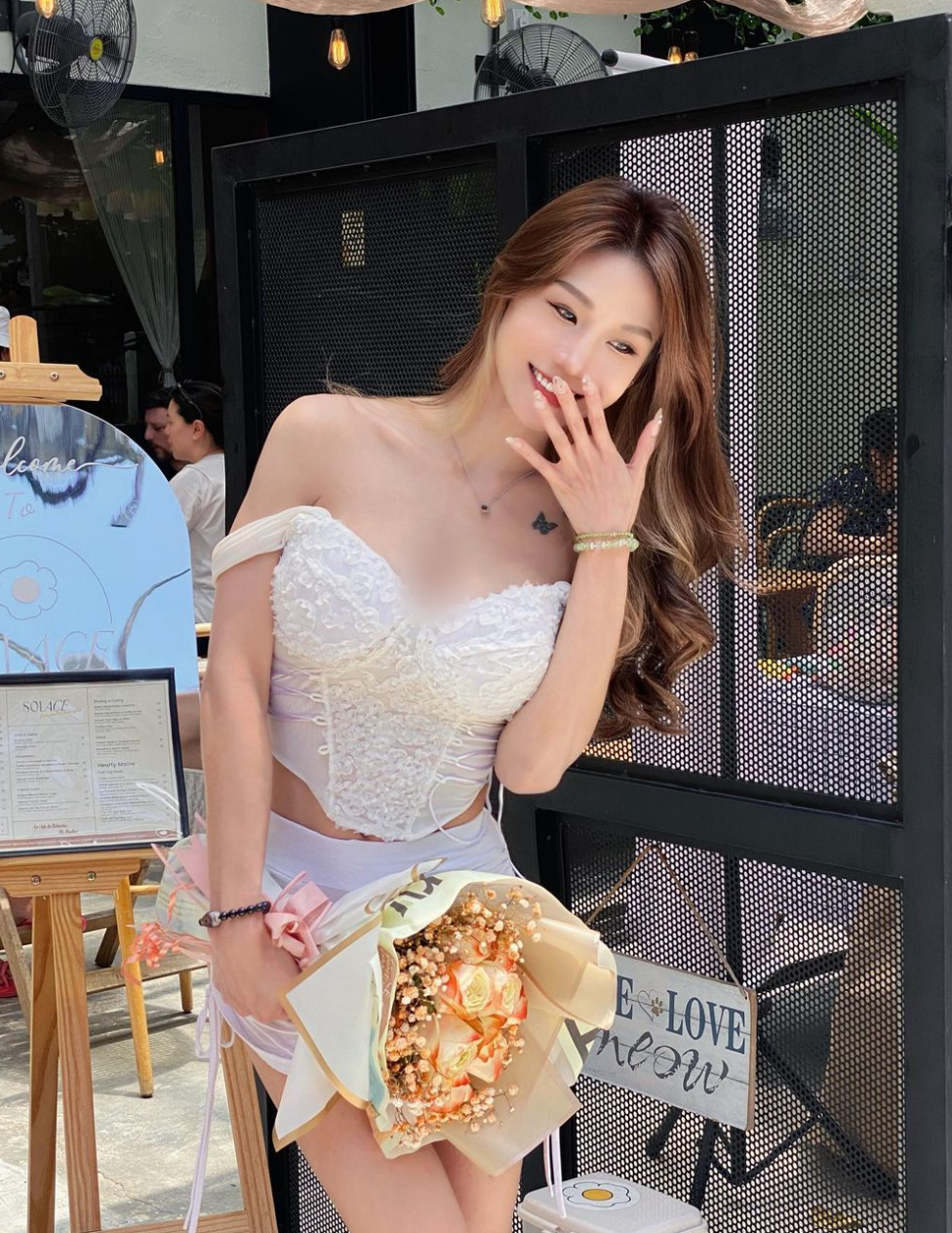 Bên cạnh những lời tán dương nhan sắc và thể hình của hot girl Nikko, cũng có người cho rằng trang phục của cô nàng quá ngắn và hở.