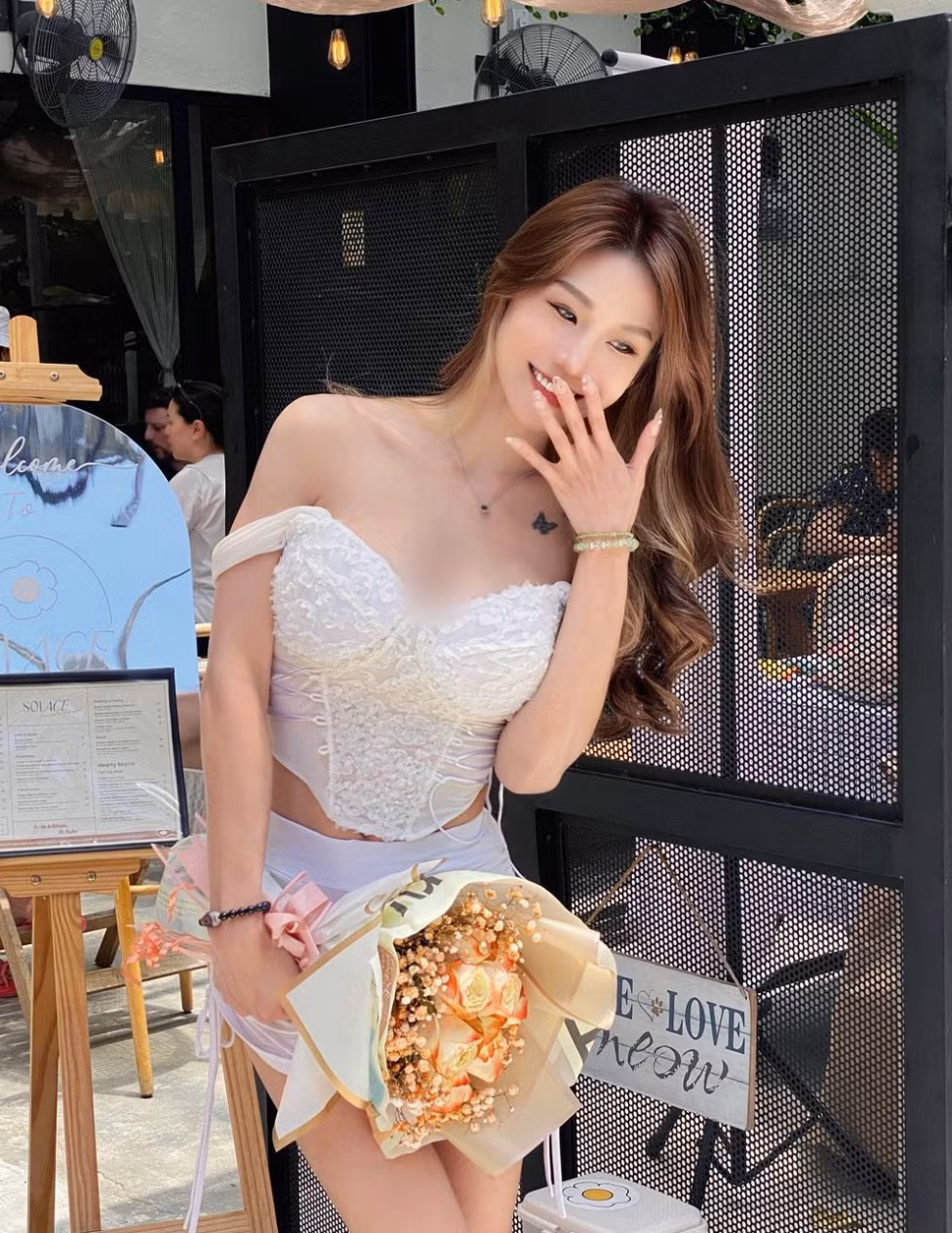 Bên cạnh những lời tán dương nhan sắc và thể hình của hot girl Nikko, cũng có người cho rằng trang phục của cô nàng quá ngắn và hở.