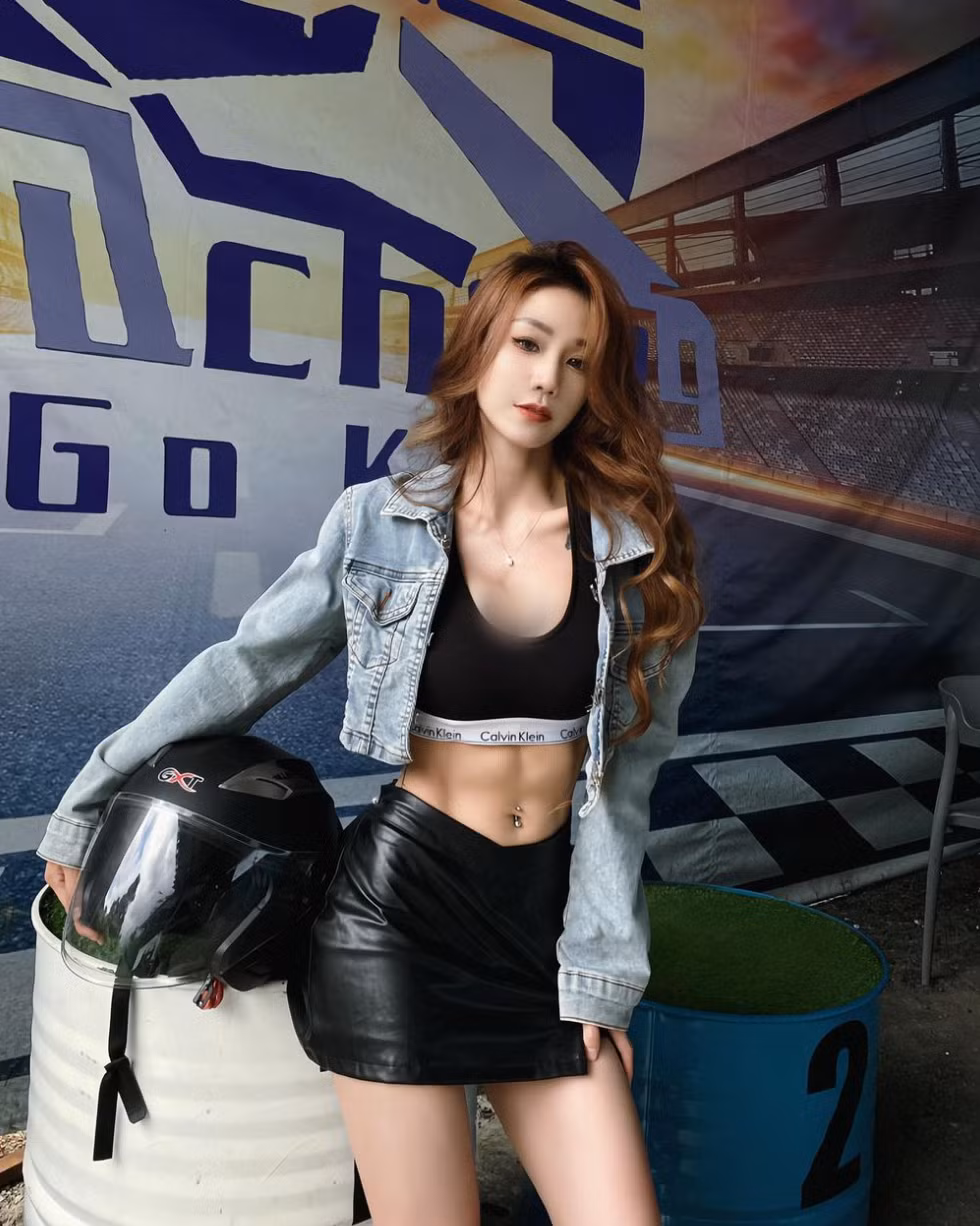 Trong những set đồ bó sát khoe cơ thể, Nikko từng nhiều lần khiến người hâm mộ choáng váng trước vòng một nở nang quá đỗi của cô nàng.