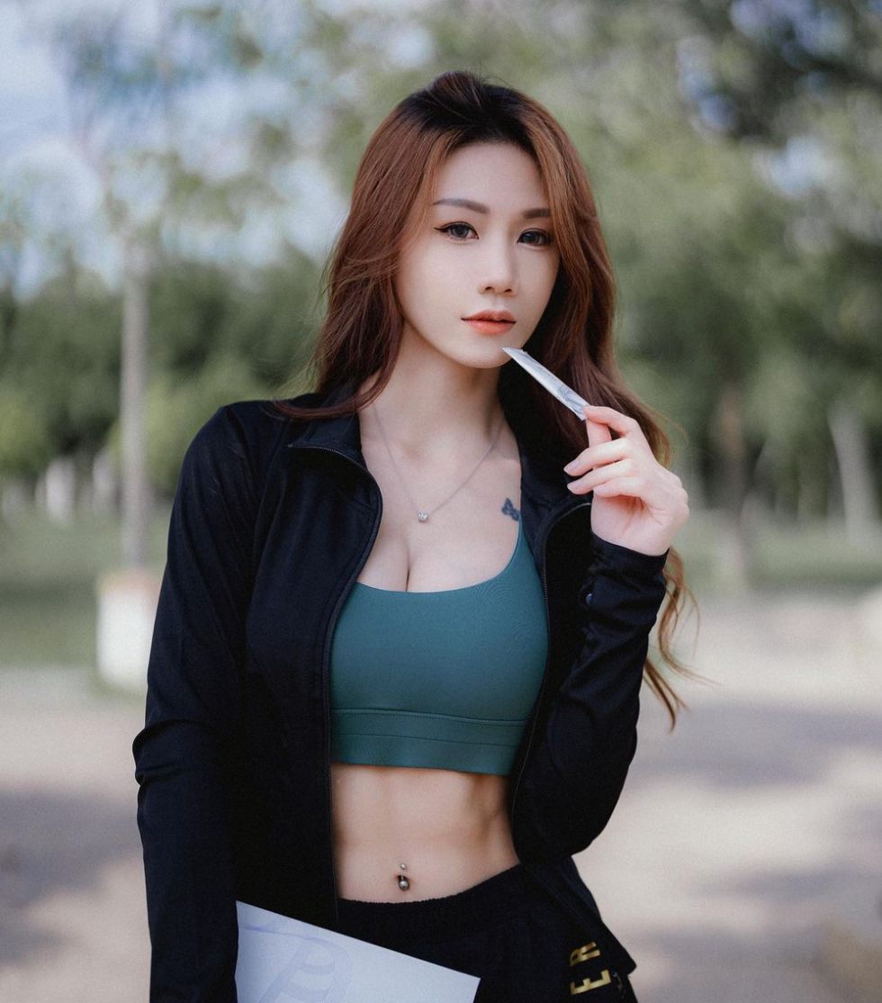 Cô nàng cũng sở hữu vòng eo rắn nước khiến nhiều cô gái khao khát, ước mơ.