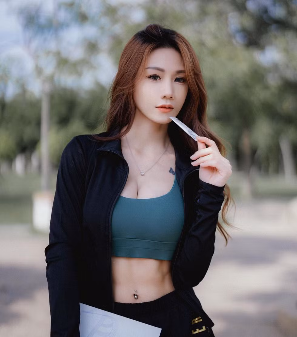 Cô nàng cũng sở hữu vòng eo rắn nước khiến nhiều cô gái khao khát, ước mơ.