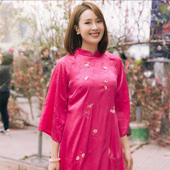 Mái tóc ngang vai, khuôn mặt ngày càng trẻ so với tuổi thực, bà mẹ hai con nhận được nhiều lời khen về nhan sắc.