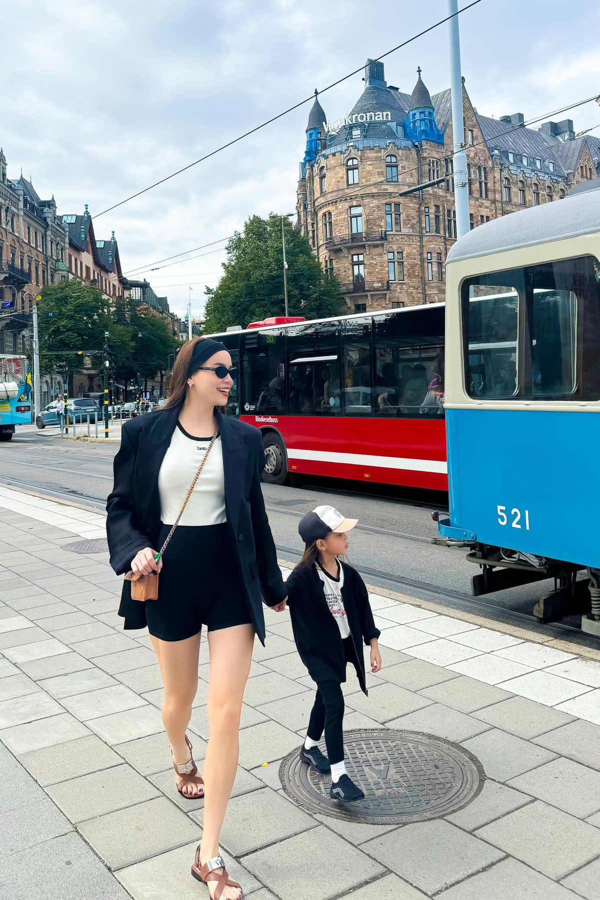 Công chúng luôn khen ngợi cô dù hai tay bế hai con vẫn có thể chăm chút cho bản thân hoàn mỹ nhất. Ảnh: FB Ho Ngoc Ha