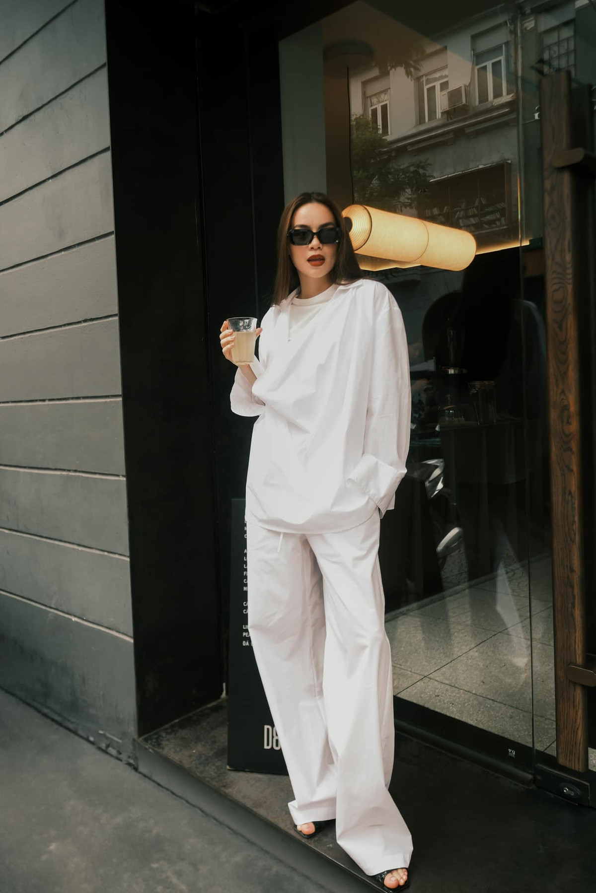 Hà Hồ dù phải cân bằng giữa công việc và gia đình, cô vẫn luôn xuất hiện trước công chúng với những bộ cánh thời thượng và sang trọng. Ảnh: FB Ho Ngoc Ha