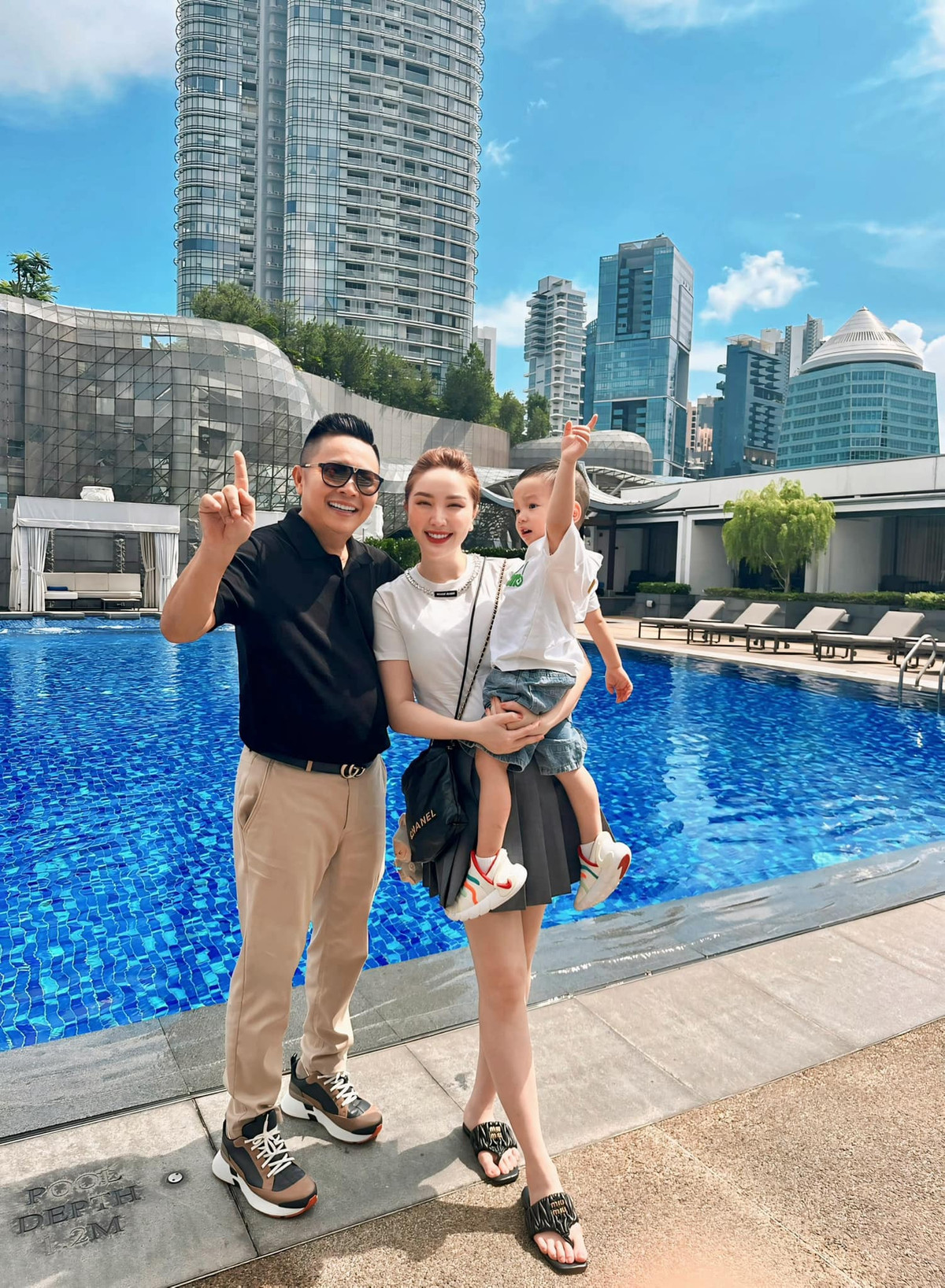 "Trong điện thoại toàn hình với cục cưng. Gia đình Vic vui muốn xỉu các cô chú ạ", ca sĩ Bảo Thy chia sẻ. Ảnh: FB Bao Thy Tran