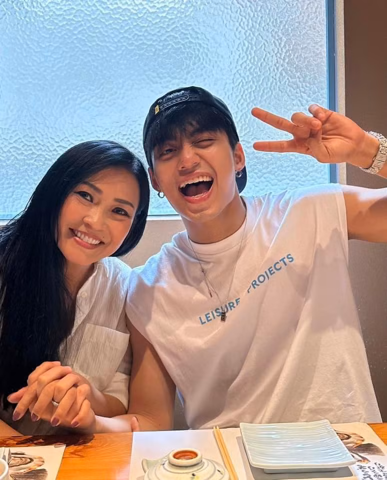 Phương Thanh khoe ảnh nắm tay tình cảm bên đàn em MONO. Ảnh: FB Phương Thanh