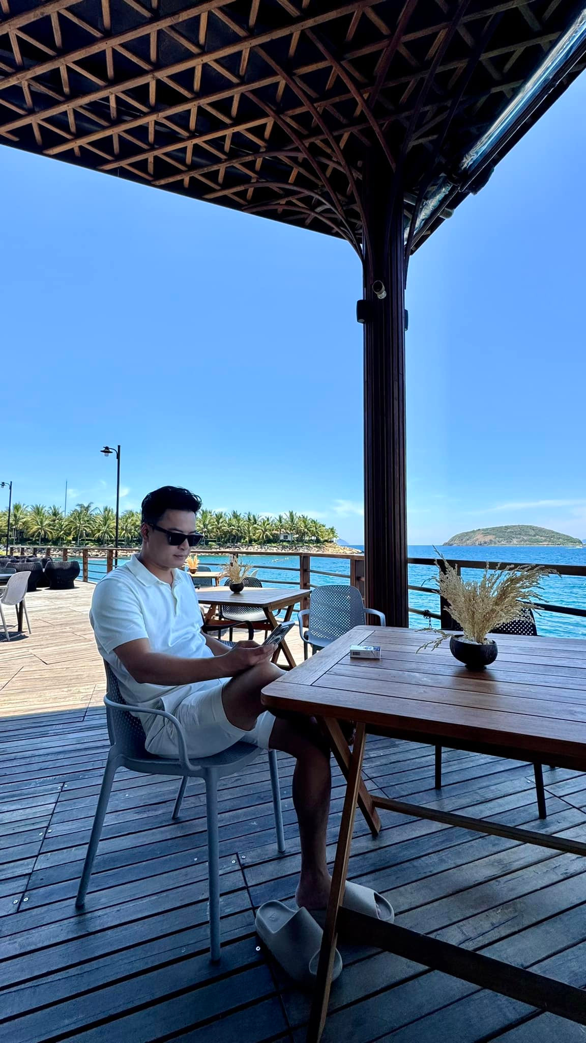 Hồng Đăng check-in ở biển Khánh Hòa. Ảnh: FB Lê Hồng Đăng