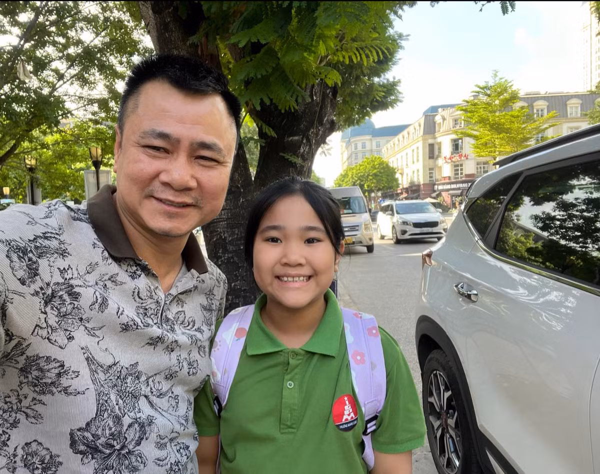 NSND Tự Long đưa con gái đi học. Ảnh: FB Tự Long
