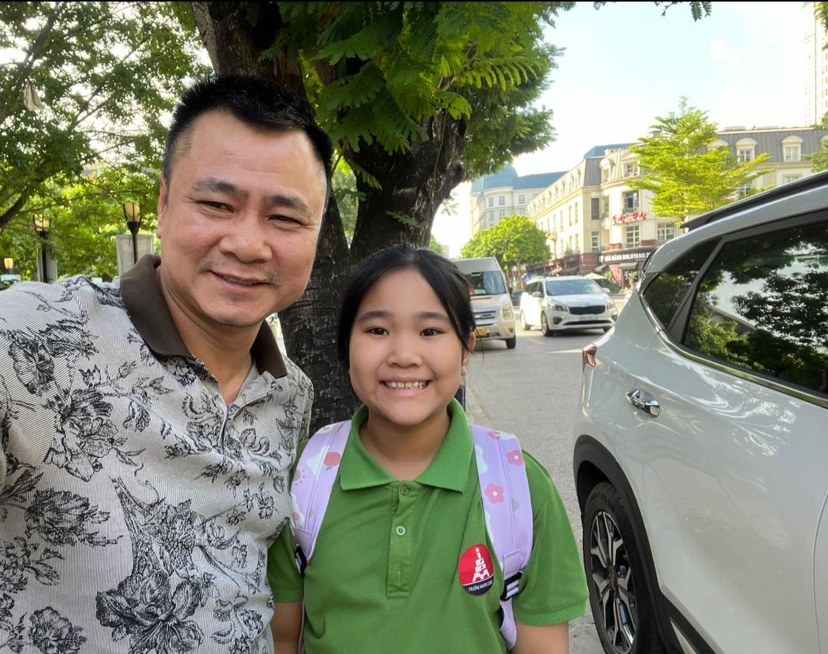 NSND Tự Long đưa con gái đi học. Ảnh: FB Tự Long