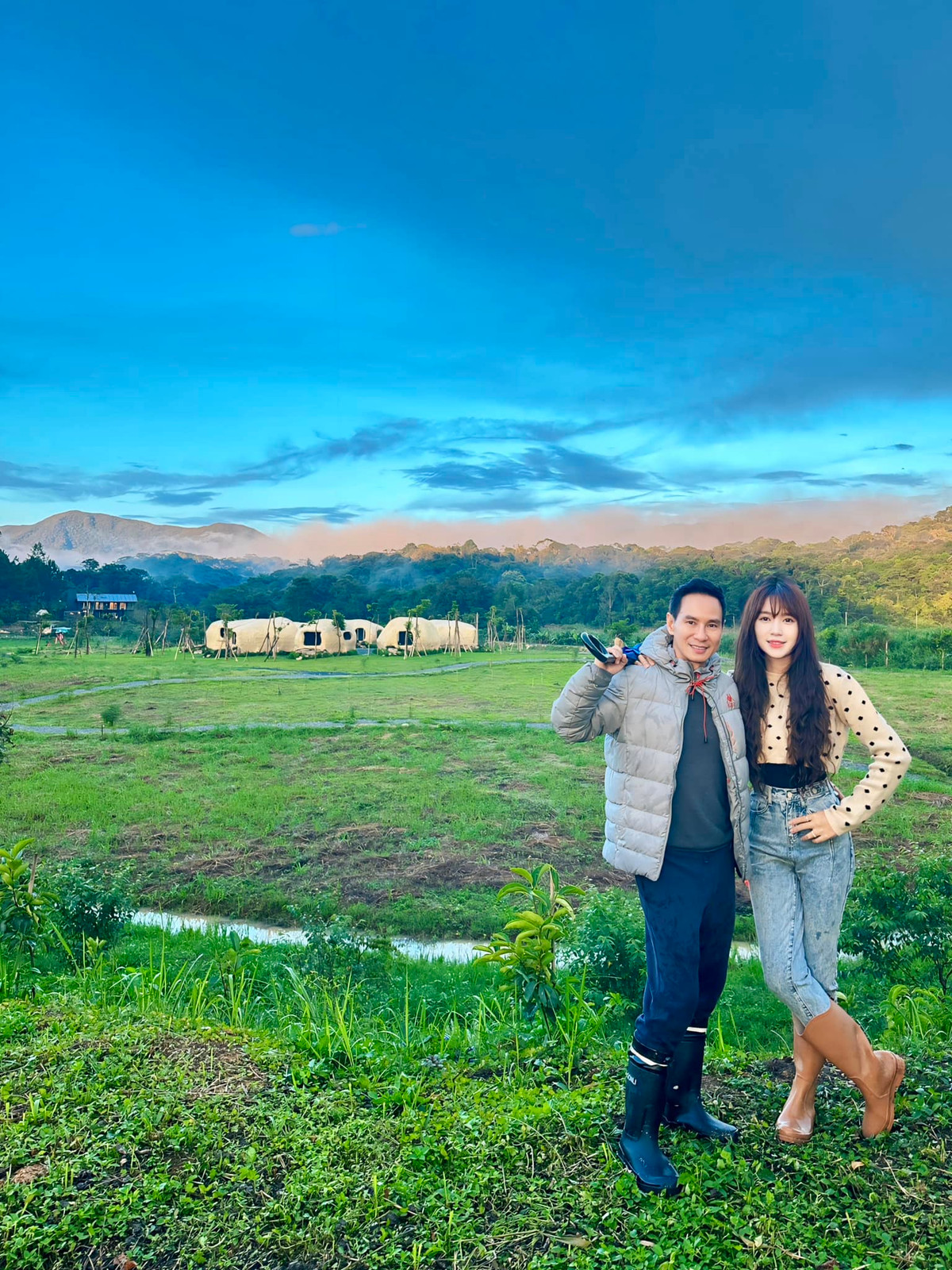 Lý Hải - Minh Hà tình cảm bên nhau giữa thiên nhiên rộng lớn. Ảnh: FB Ly Hai Minh Ha