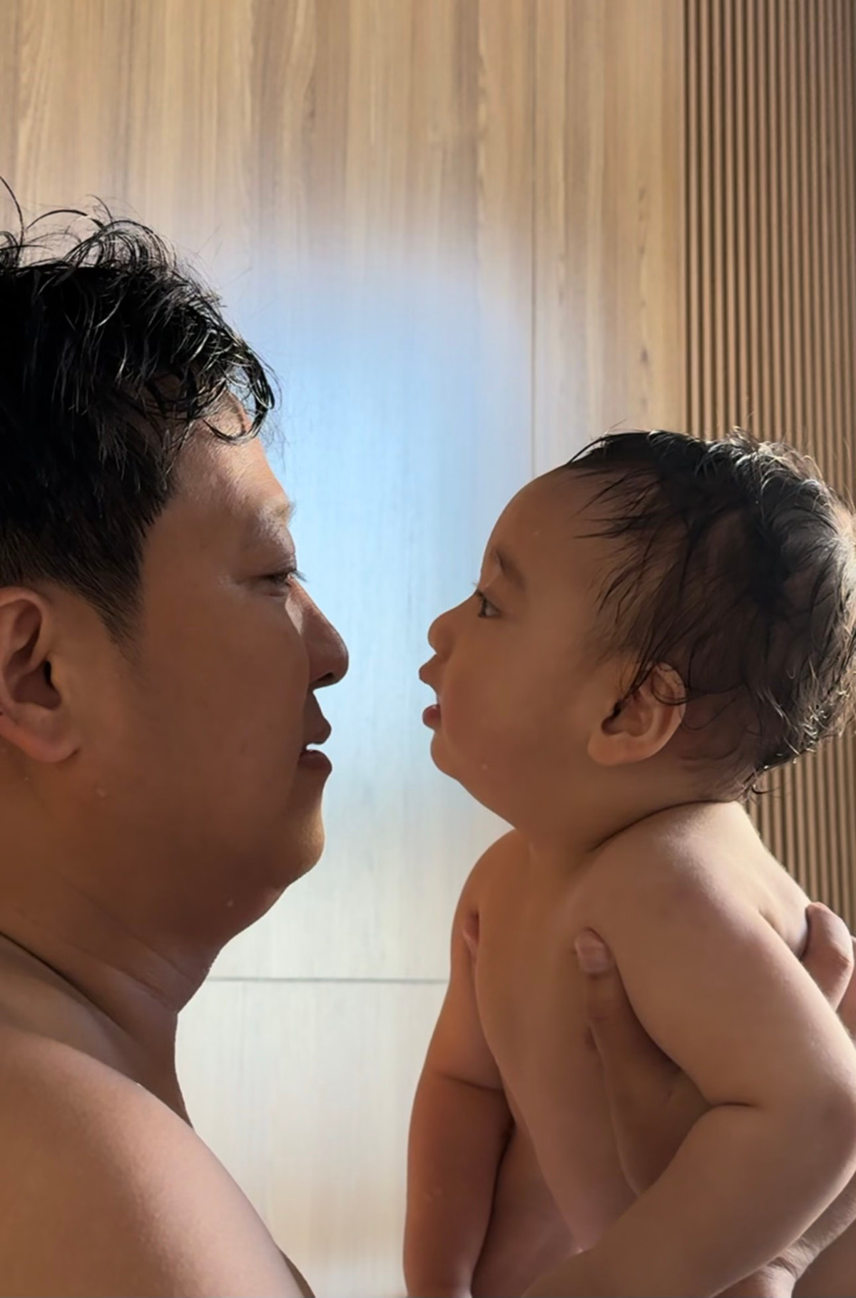 Diễn viên Nhã Phương chụp ảnh ông xã Trường Giang bế con trai bụ bẫm. Ảnh: FB Trường Giang