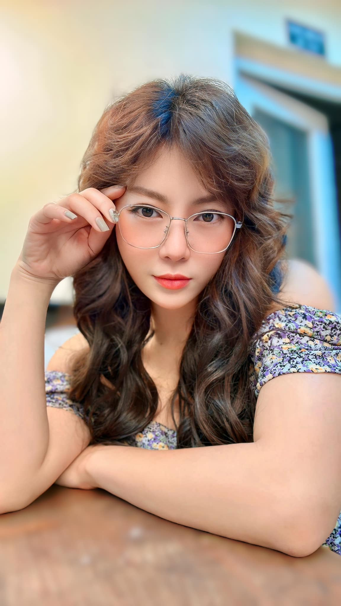 Diễn viên Thanh Hương trẻ xinh với tóc xoăn bồng bềnh, váy hoa trễ vai. Ảnh: FB Nguyễn Thanh Hương