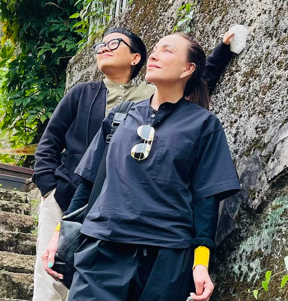 Sau khi "về chung một nhà", cả hai không ít lần thể hiện những cử chỉ ngọt ngào, quan tâm dành cho nhau, khiến nhiều người ngưỡng mộ.