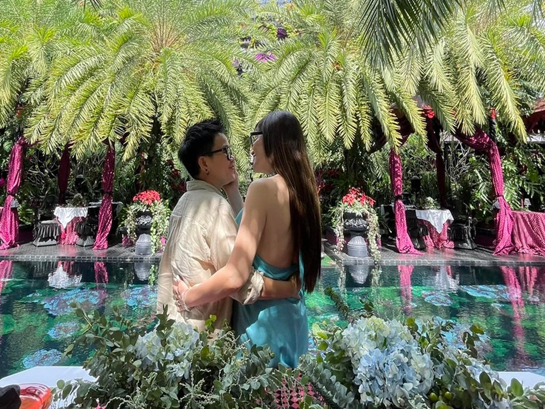 Thanh Hà – Phương Uyên vẫn đang tận hưởng thời gian hạnh phúc, mặn nồng bên nhau như đôi tình nhân trẻ.