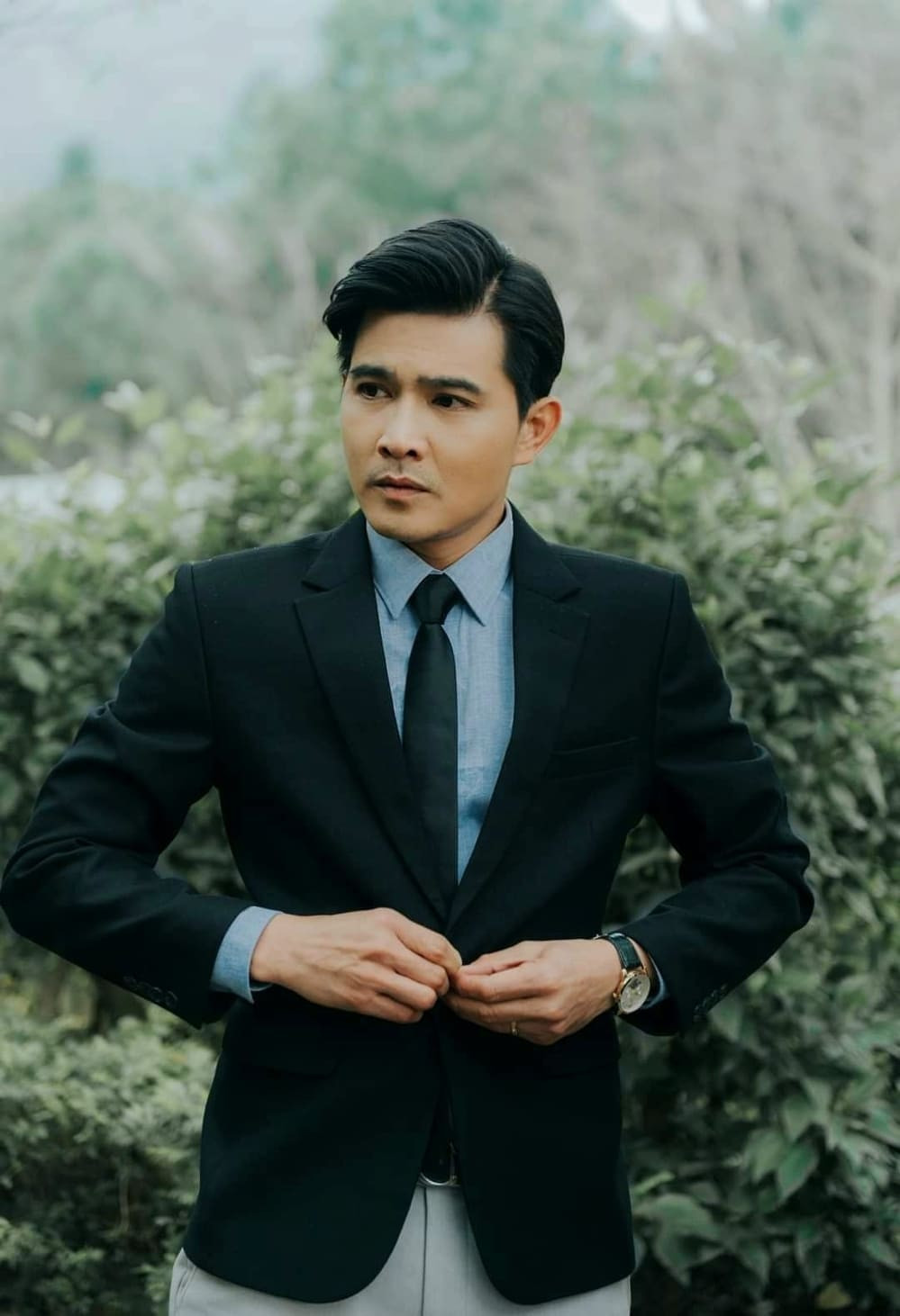 Chỉ có duy nhất một lần Quang Sự đăng ảnh chụp cùng vợ trên trang cá nhân để kỷ niệm 10 năm ngày cưới. Dù vậy, anh không hé lộ danh tính bà xã. Ảnh: FBNV